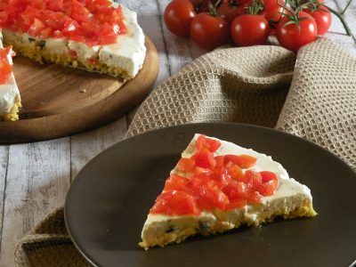 cheesecake salata con feta, olive e pomodorini